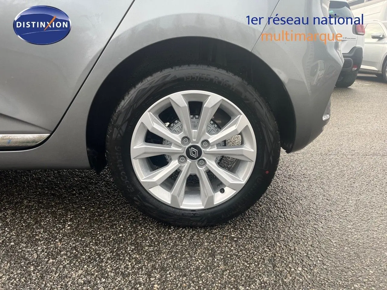 Gros plan sur la roue avant droite d'une Renault Clio gris schiste métal avec jante alliage 16 pouces biton.