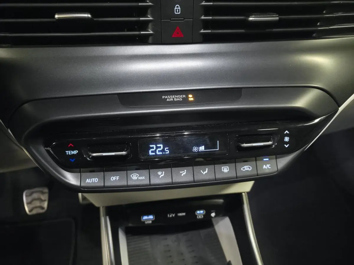 Vue rapprochée de la console centrale noire du Hyundai Bayon 2025, affichant la climatisation automatique à 22,5°C.
