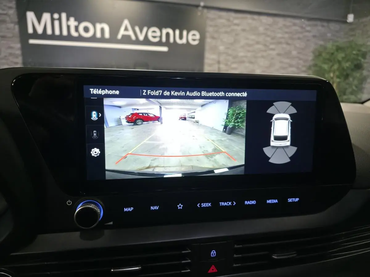 Écran tactile intérieur montrant la caméra de recul du Hyundai Bayon noir avec aides au stationnement activées.