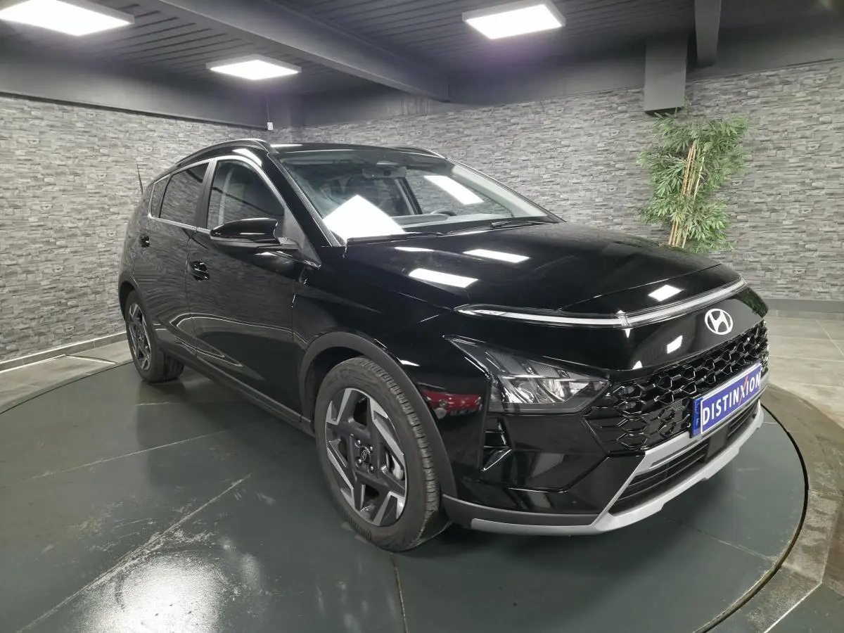 Hyundai Bayon noir métallisé vue 3/4 avant droit avec calandre noire laquée et jantes alliage 17 pouces.