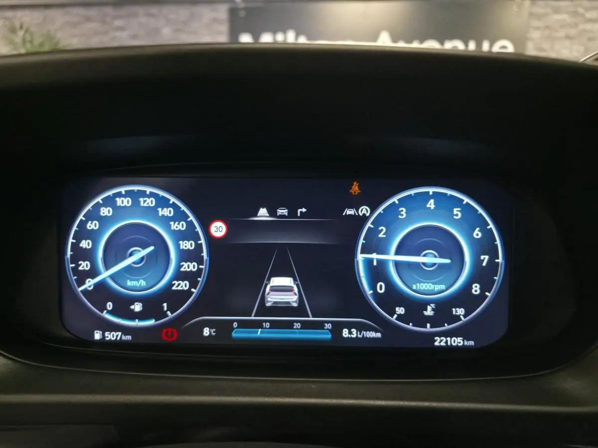 Tableau de bord numérique de Hyundai Bayon 2025 affichant vitesse, régime moteur et aides à la conduite.