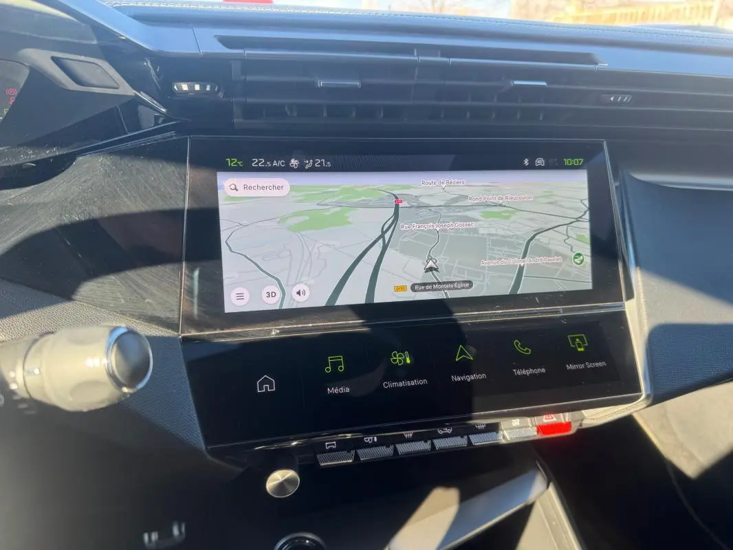 Vue rapprochée du cockpit numérique de la Peugeot 408 Hybrid 136 e-DCS6 GT 2024 avec écran tactile de navigation.