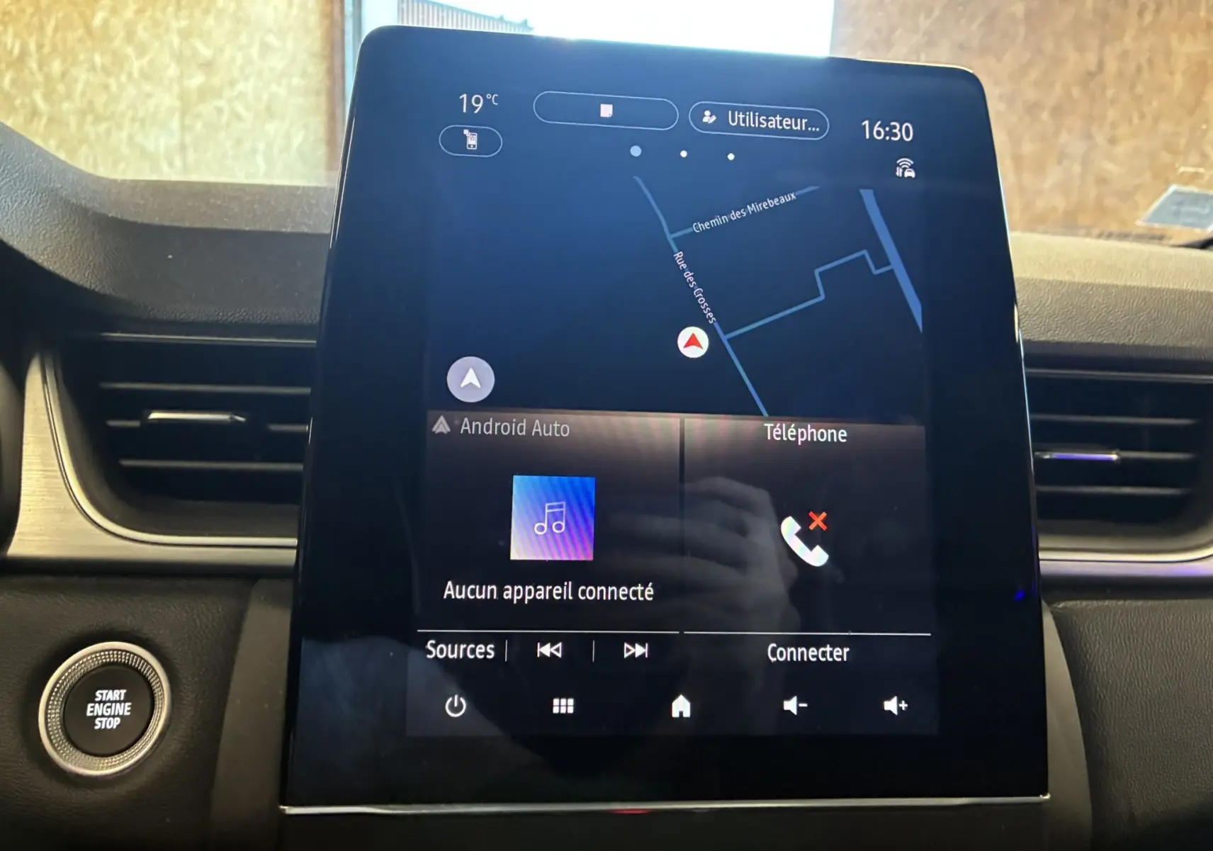 Écran tactile central du tableau de bord du Renault Captur bleu 2021, affichant la navigation et les options multimédia.