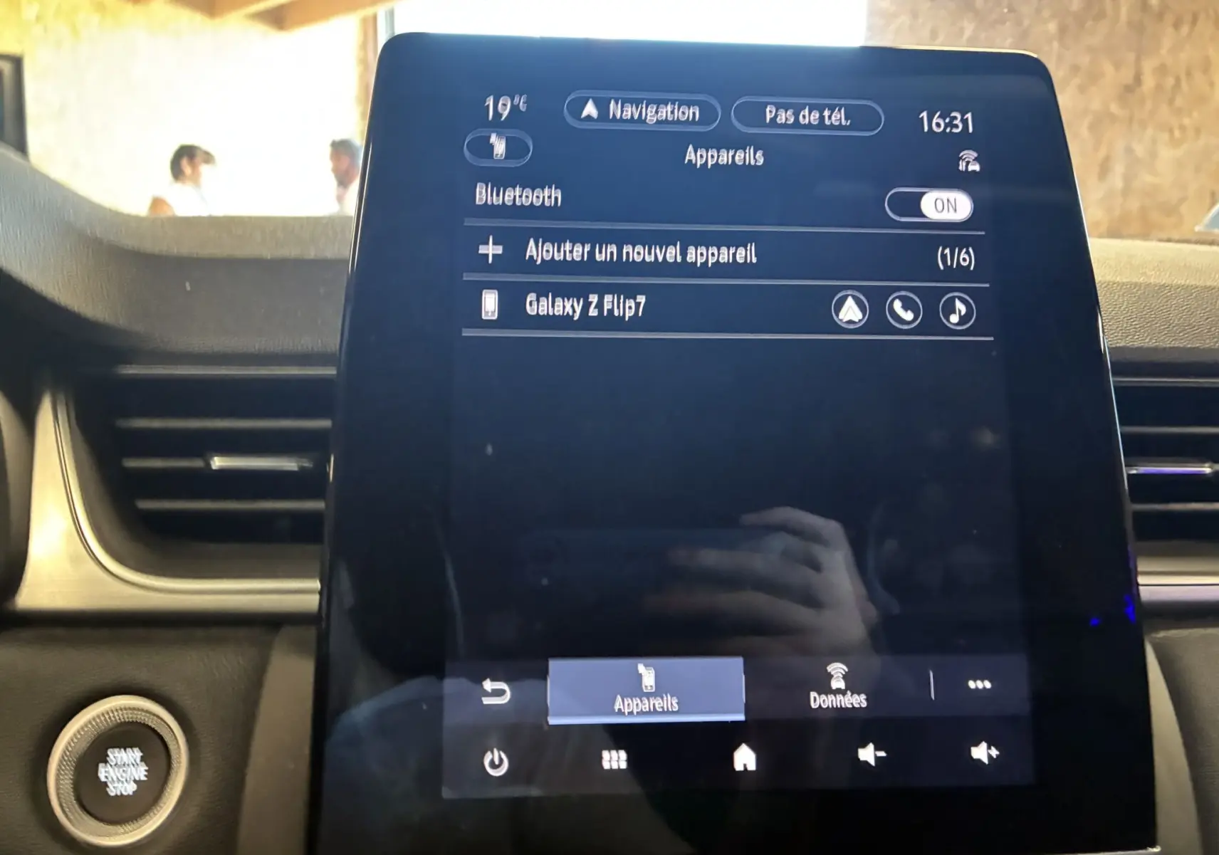 Écran tactile central du Renault Captur 2021 affichant la connexion Bluetooth avec un Galaxy Z Flip7, bouton start visible à gauche.