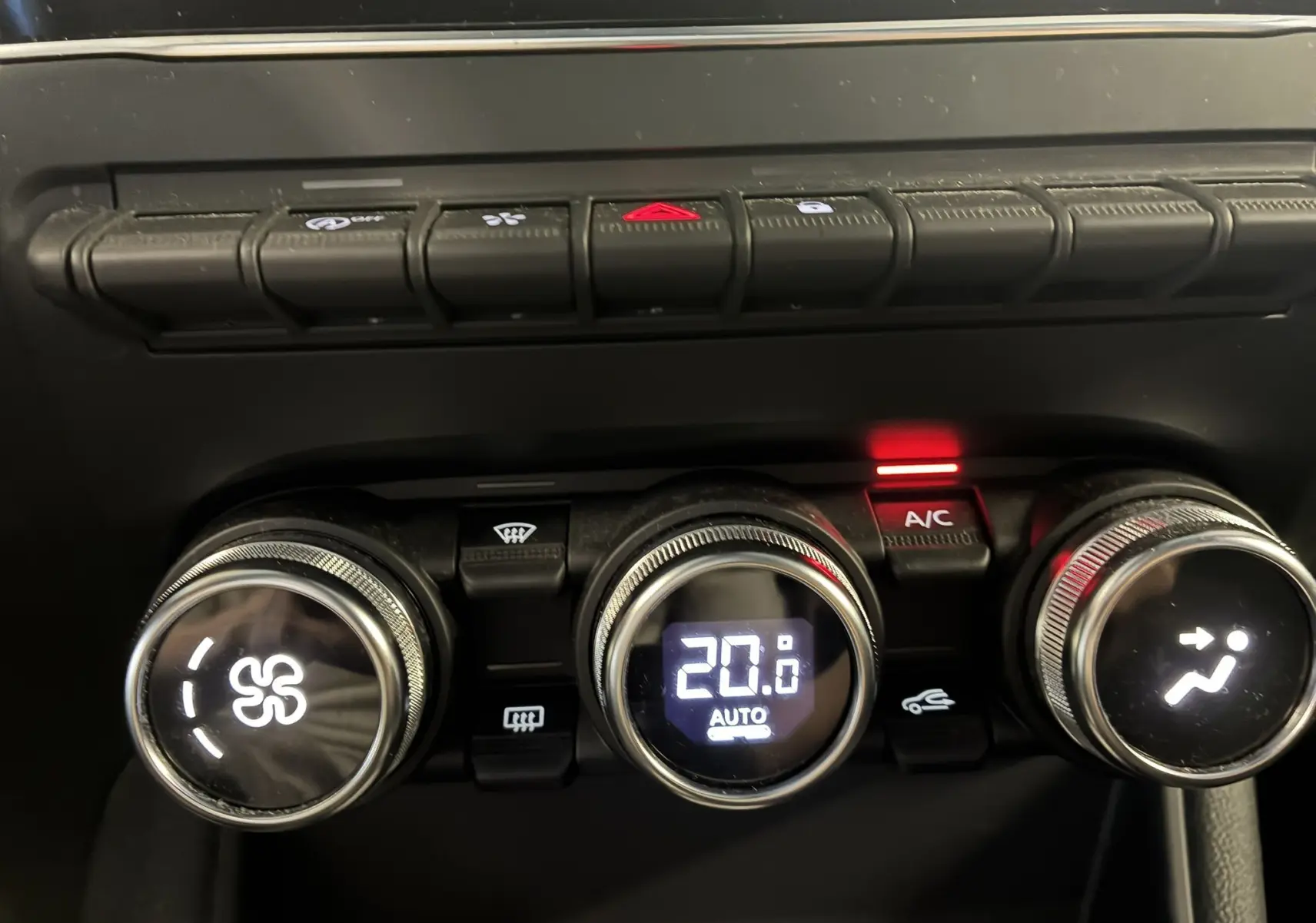 Gros plan sur les commandes de climatisation automatique du Renault Captur 1.3 TCE 140 Intens, affichant 20°C.