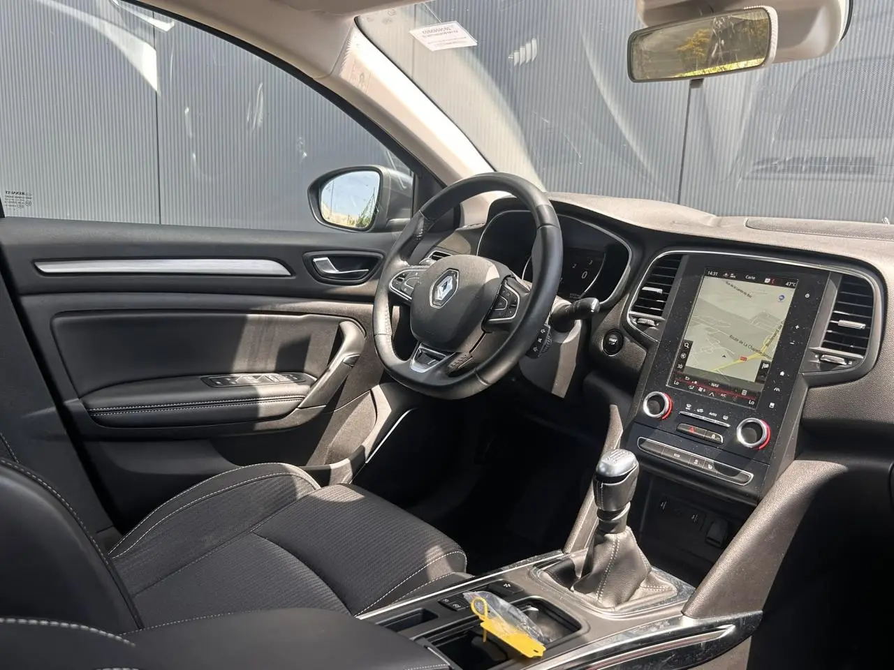 Vue intérieure côté conducteur de la Renault Mégane IV Intens 2020 avec écran tactile 8,7 pouces et volant cuir Nappa.