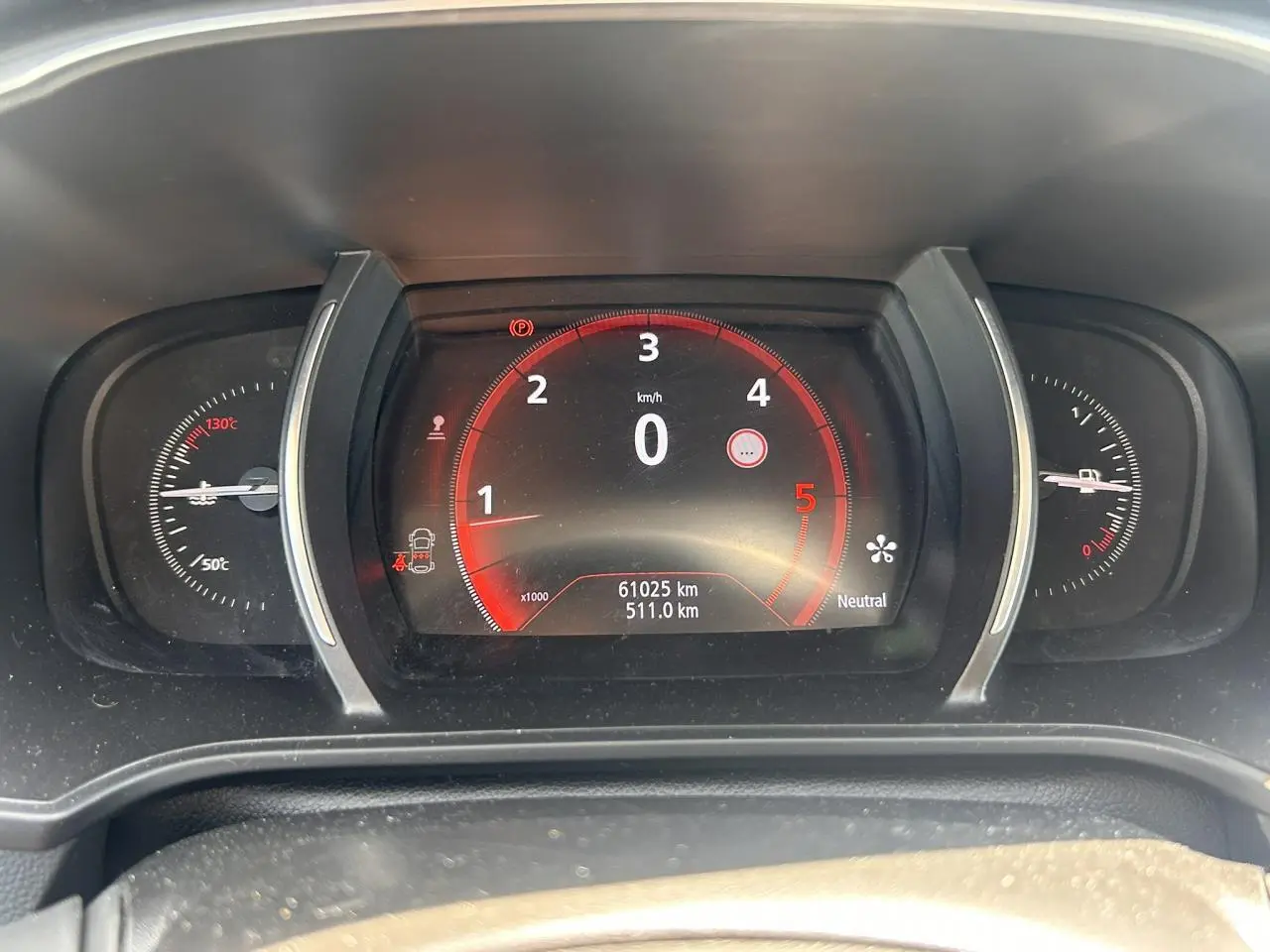 Gros plan sur le tableau de bord numérique de la Renault Mégane IV BluedCi 115 Intens, affichage rouge et noir.