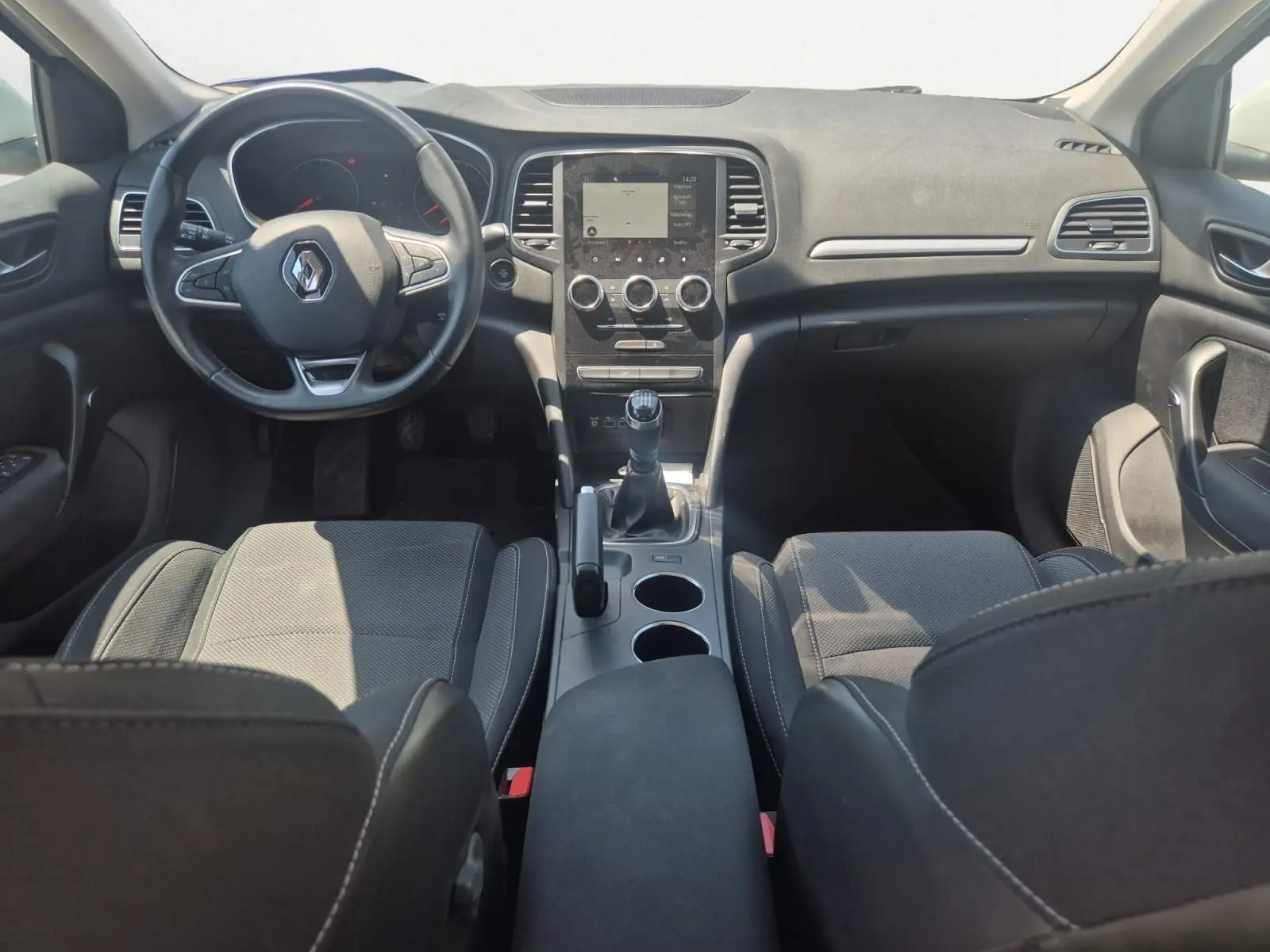 Vue intérieure côté droit des sièges arrière en tissu noir de la Renault Mégane 1.5 Blue dCi 115 Evolution 2022 blanche.