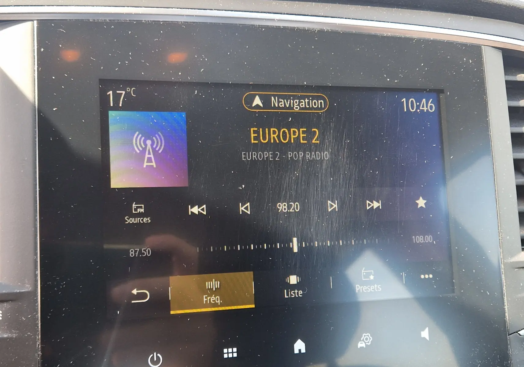 Écran tactile central de la Renault Mégane 1.5 Blue dCi 115 Evolution 2022, affichant la radio Europe 2 à 10h46.
