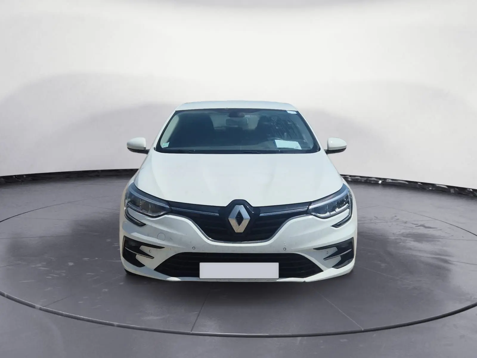 Vue avant d'une Renault Mégane 1.5 Blue dCi blanche 2022 avec feux LED et calandre noire brillante.