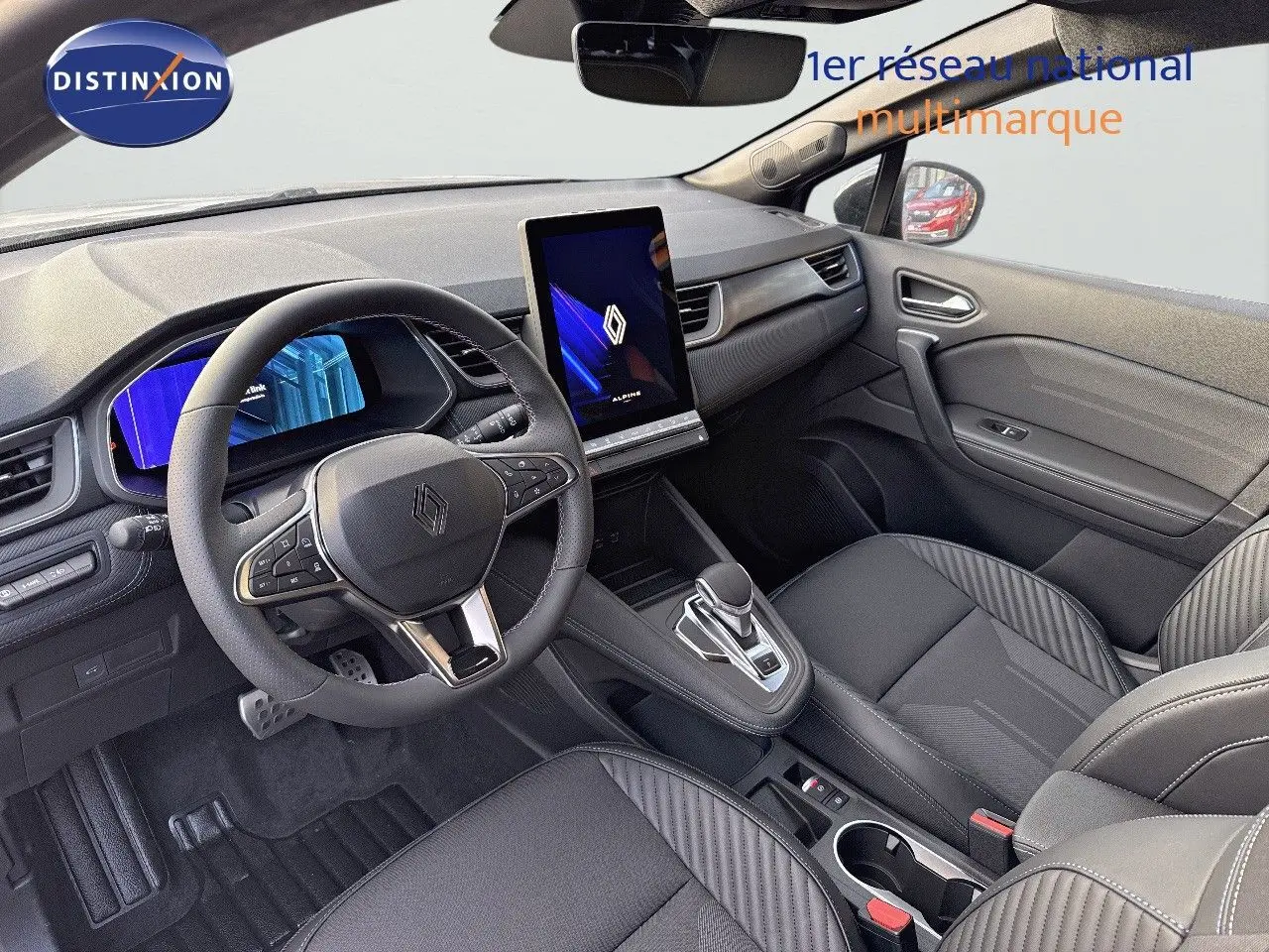 Intérieur Renault Symbioz 2024 gris Cassiope, vue côté conducteur avec écran vertical et sièges électriques.