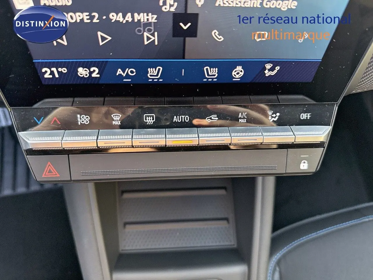 Détail de la console centrale du Renault Symbioz gris Cassiope, avec commandes climatisation et écran tactile.