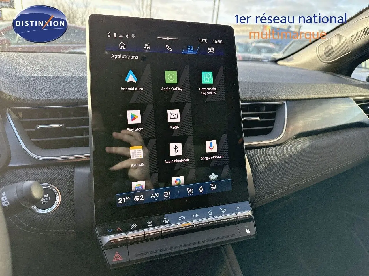 Vue intérieure centrée sur l'écran tactile vertical du tableau de bord du Renault Symbioz gris Cassiope 2024.