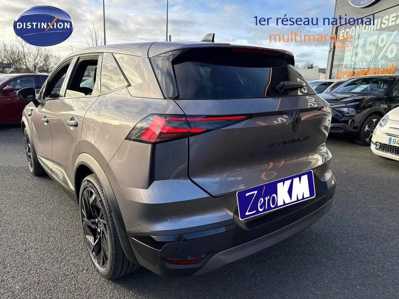 Vue 3/4 arrière du Renault SYMBIOZ gris Cassiope avec hayon fermé et jantes noires distinctives.