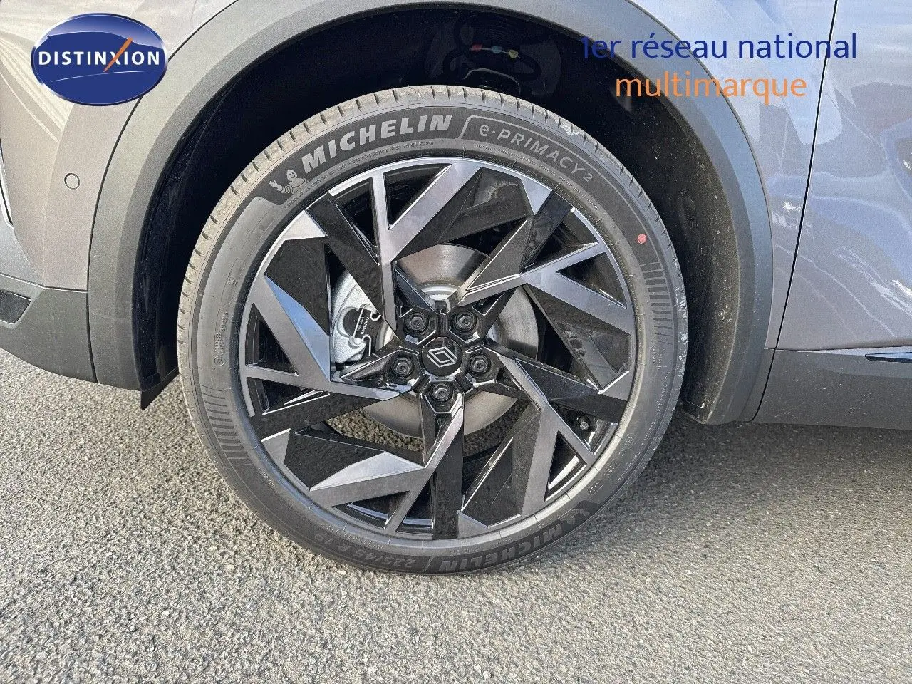 Gros plan sur la roue avant droite du Renault SYMBIOZ gris Cassiope, mettant en valeur la jante noire au design géométrique.