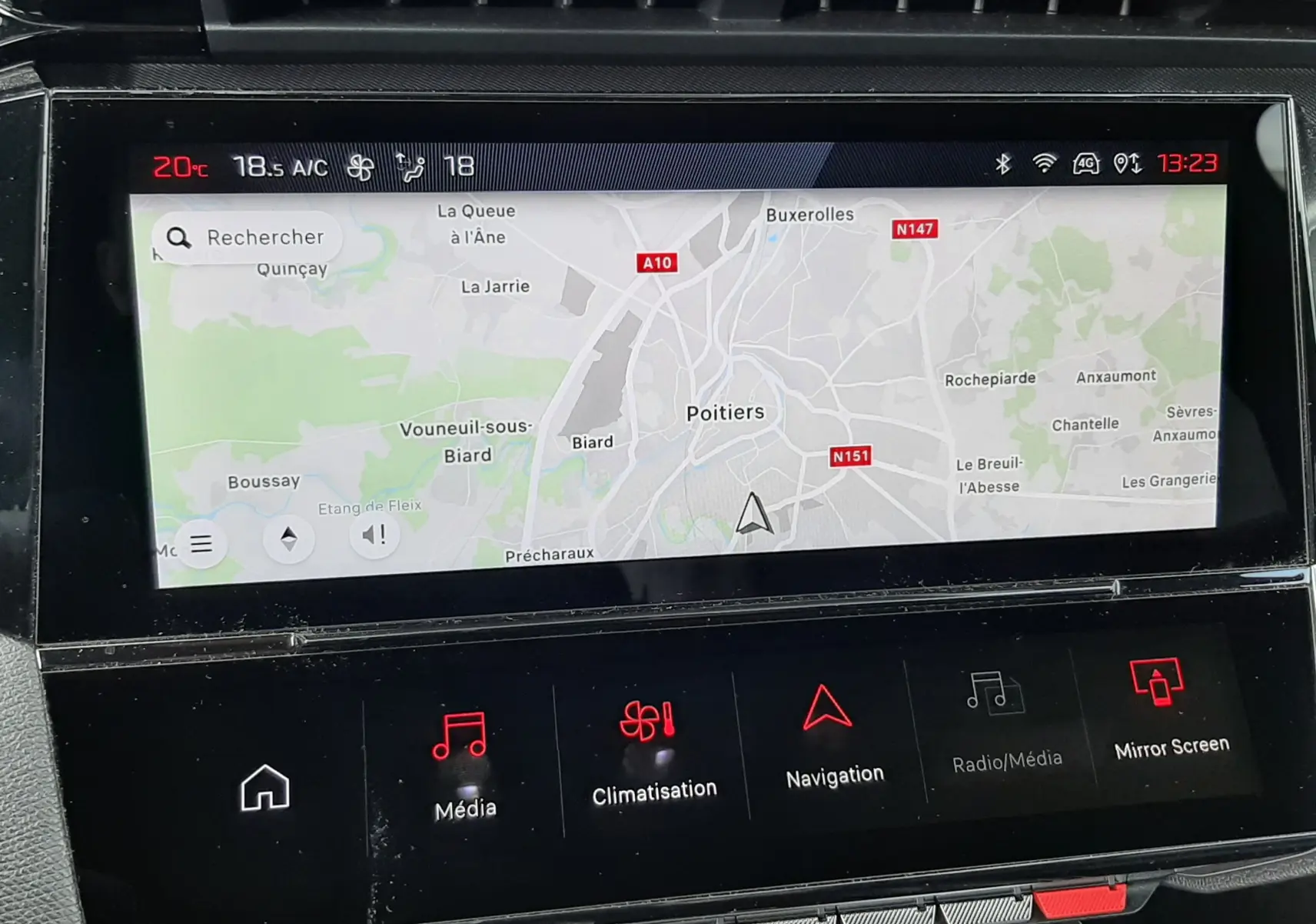 Écran tactile central de la Peugeot 308 SW 2024 affichant la navigation avec carte de Poitiers, boutons tactiles en bas.