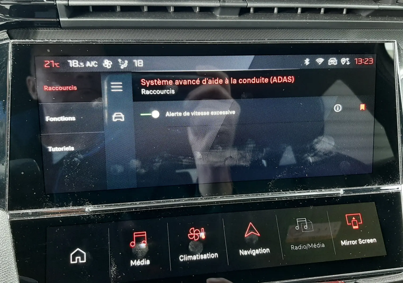 Écran tactile central de la Peugeot 308 SW blanc, affichant le menu du système avancé d'aide à la conduite (ADAS).