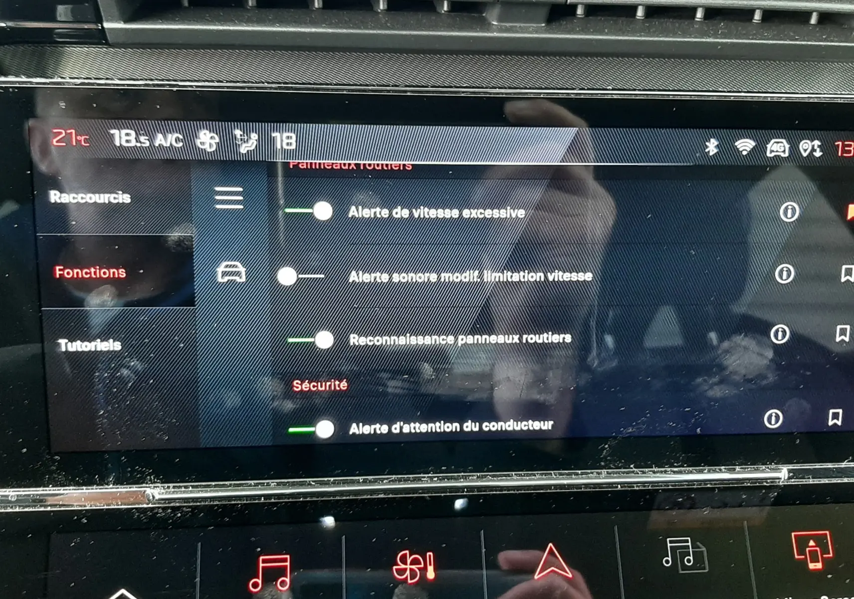Vue rapprochée de l’écran tactile central de la Peugeot 308 SW blanc Okenite, affichant les réglages d’alerte et de sécurité.