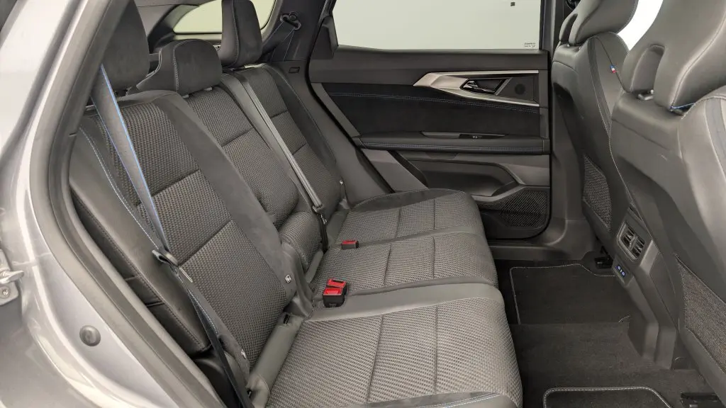 Vue côté gauche de la banquette arrière en tissu carbone et alcantara gris avec surpiqûres bleues du Renault Espace E-Tech 2025.