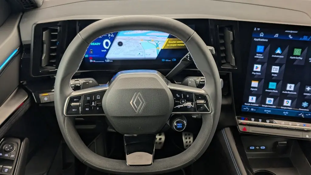 Vue intérieure du volant Renault Espace E-Tech 2025 avec tableau de bord numérique et écran tactile central.