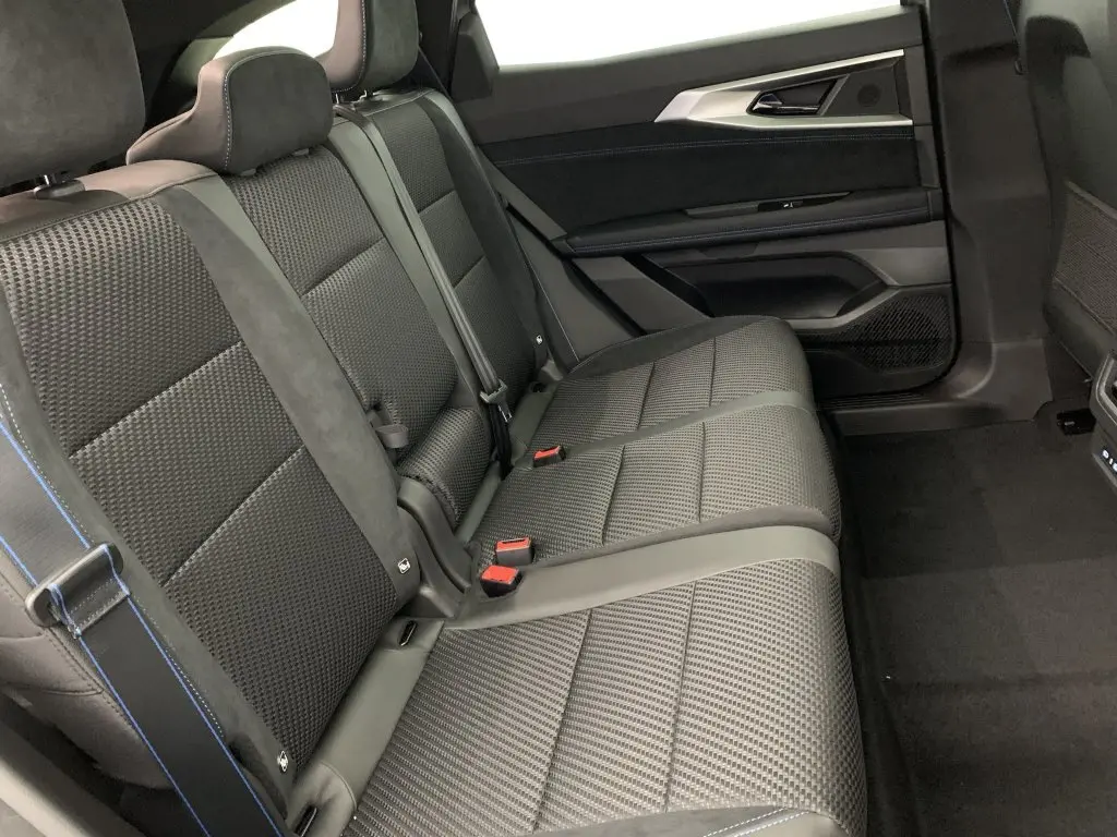 Vue latérale droite des sièges arrière en tissu carbone et alcantara gris avec surpiqûres bleues du Renault Espace E-Tech 2025.