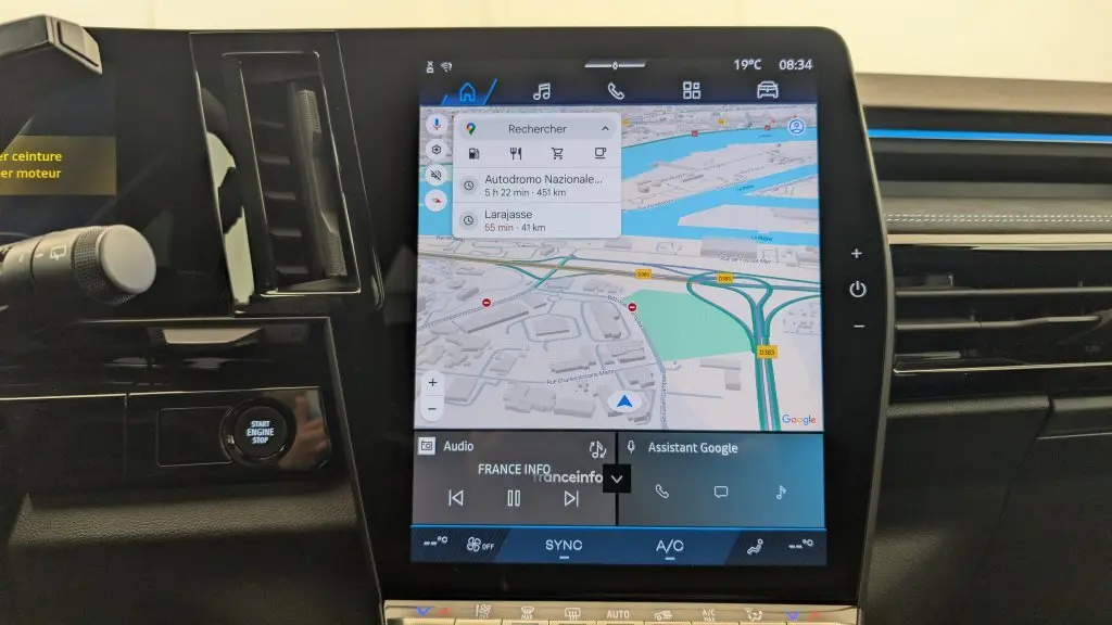 Écran tactile central du tableau de bord du Renault Espace gris, affichant la navigation Google Maps et commandes multimédia.