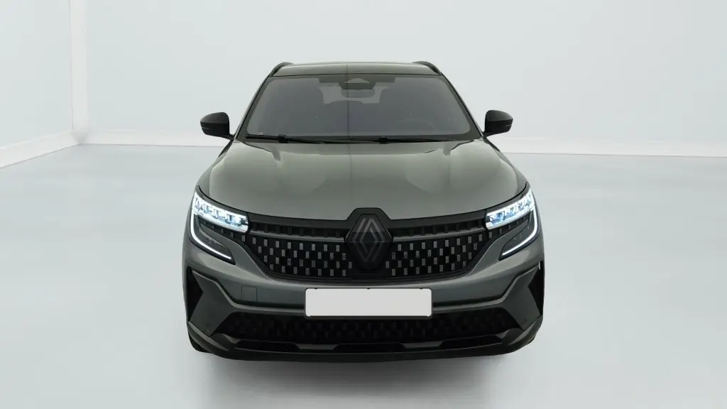 Vue frontale du Renault Espace E-Tech Full Hybrid 2025 en gris schiste avec calandre à damiers et feux LED allumés.