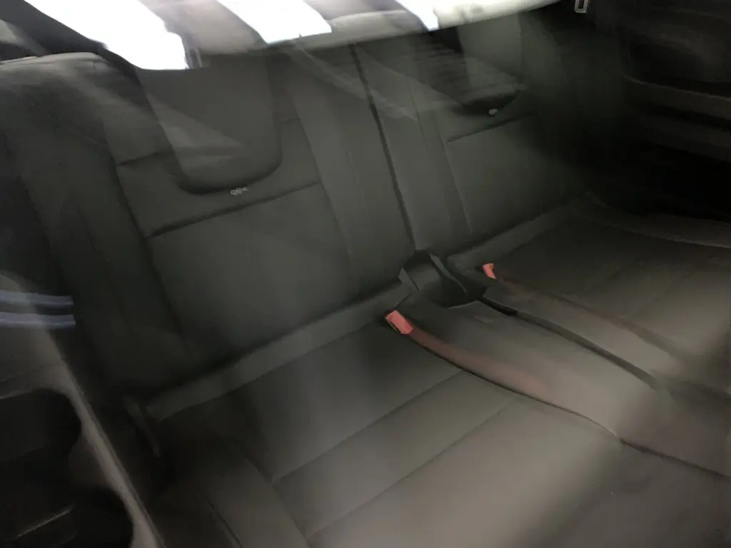 Vue rapprochée de la banquette arrière en sellerie mixte tissu carbone et alcantara noir du Renault Espace E-Tech 2025.