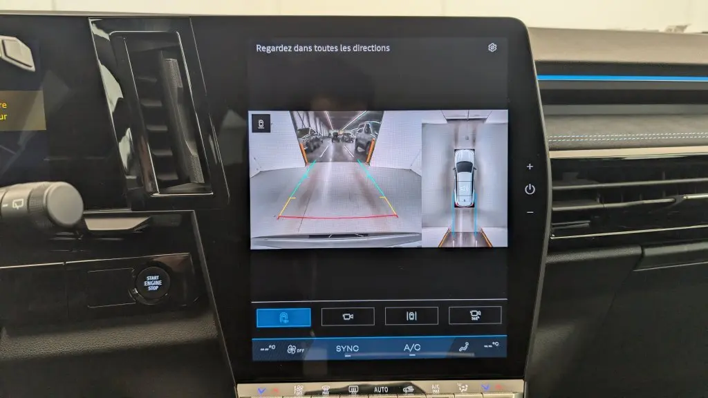 Écran central du Renault Espace E-Tech 2025 montrant la caméra 360° en mode vue arrière et vue du dessus.
