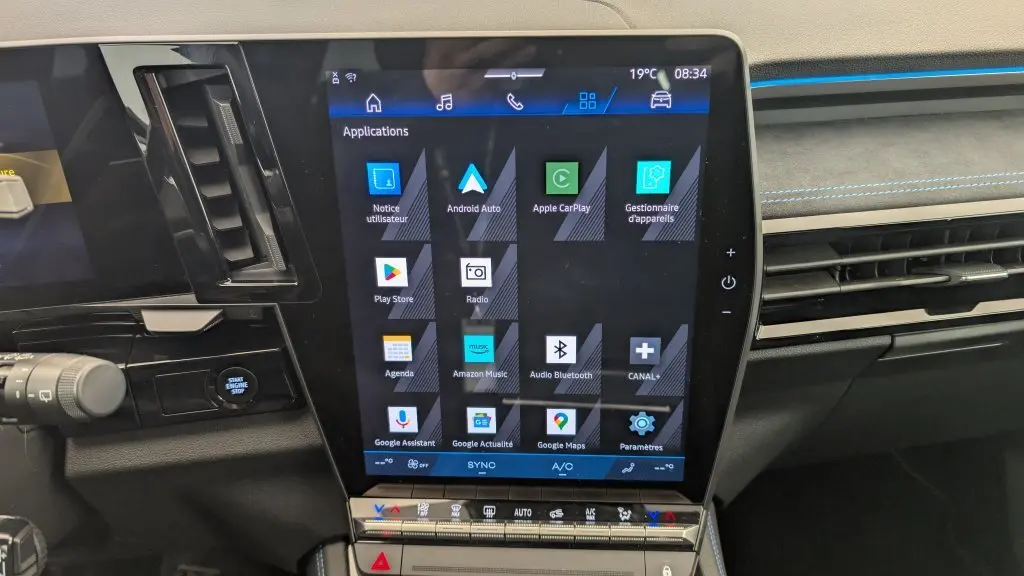 Écran tactile central du tableau de bord du Renault Espace E-Tech gris, avec interface multimédia visible en détail.