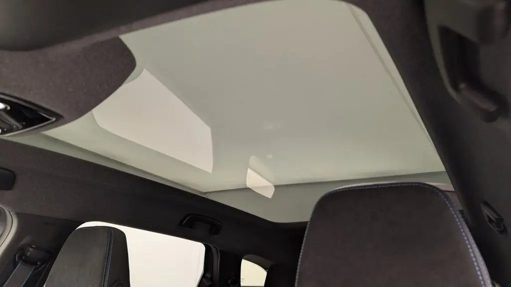 Toit panoramique fixe vu de l'intérieur arrière du Renault Espace E-Tech gris Schiste avec ciel de toit gris anthracite