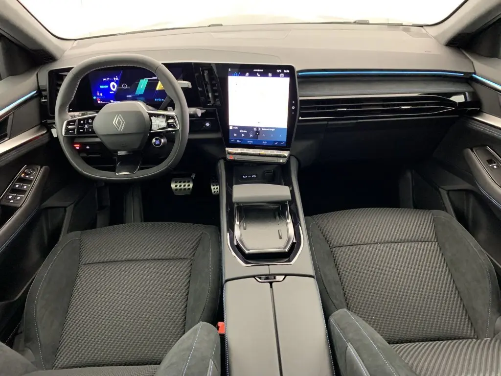 Intérieur Renault Espace E-Tech 2025 vu de face, sellerie alcantara noire avec surpiqûres bleues et écran tactile central vertical.