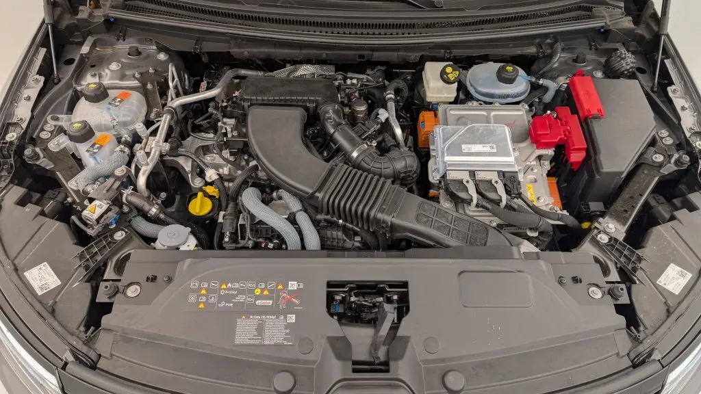 Vue plongeante sur le moteur hybride du Renault Espace 2025 gris schiste, montrant les composants techniques sous le capot.