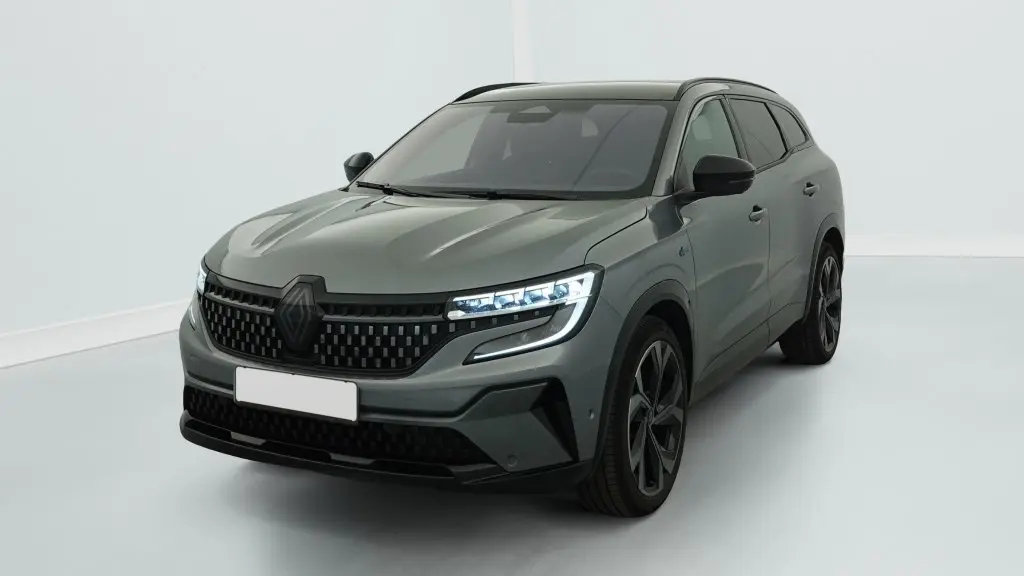 Renault Espace E-Tech gris schiste en 3/4 avant droit avec calandre damier et feux LED distinctifs