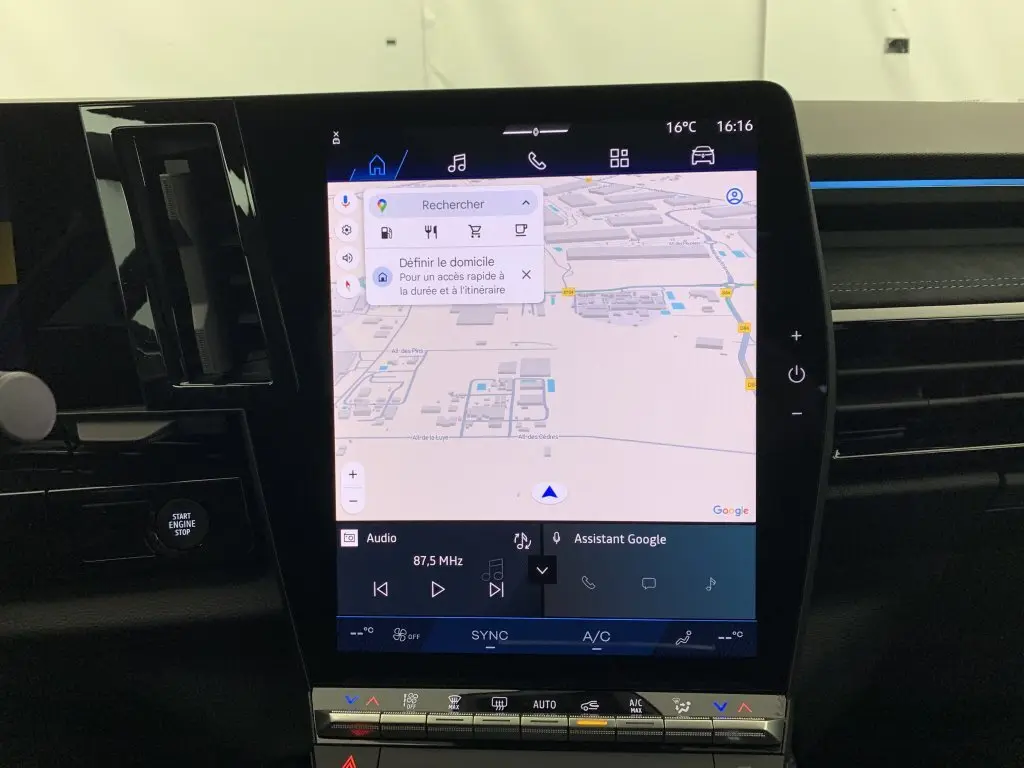 Écran tactile central du tableau de bord du Renault Espace E-Tech 2025 affichant la navigation Google Maps.