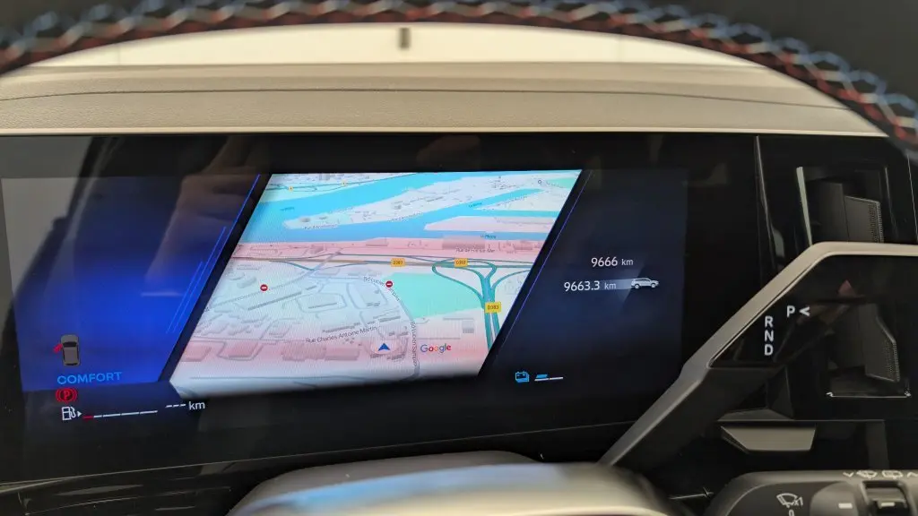 Tableau de bord numérique du Renault Espace E-Tech hybride 2025 avec navigation Google Maps et indicateurs de conduite
