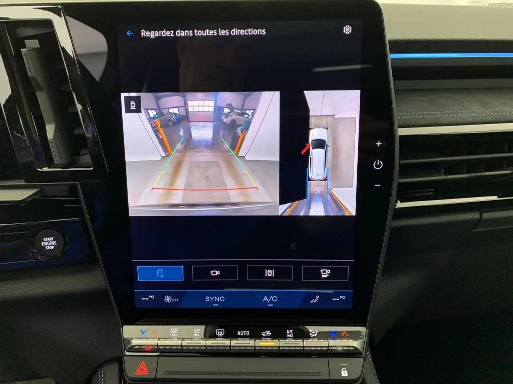 Écran tactile intérieur du Renault Espace E-Tech gris Schiste montrant la caméra 360° en marche arrière.