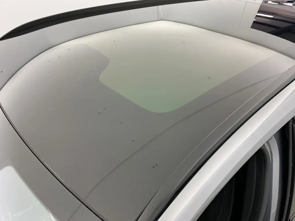 Toit panoramique en verre fixe du Renault Espace E-Tech gris schiste, vu en plongée depuis l'avant droit.