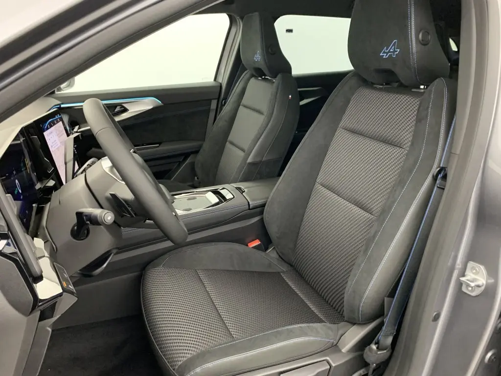 Vue intérieure côté conducteur du Renault Espace gris Schiste, sièges en tissu carbone et alcantara avec surpiqûres bleues esprit Alpine.