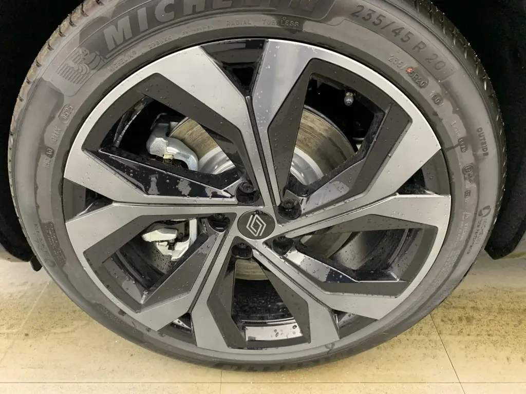 Gros plan sur la jante alliage 20'' Daytona diamantée noir du Renault Espace E-Tech gris Schiste avec pneu Michelin.