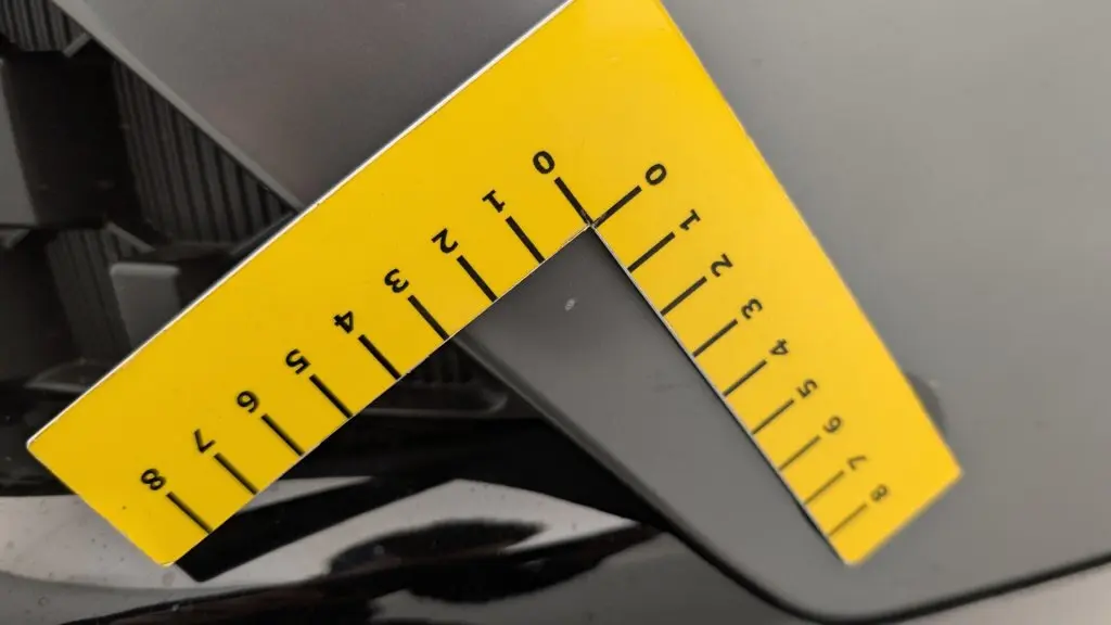 Gros plan sur une rayure sur la carrosserie gris schiste d'un Renault Espace E-Tech Full Hybrid 2025.