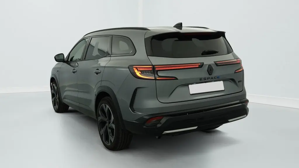 Vue 3/4 arrière droite d'un Renault Espace gris schiste avec feux arrière LED et jantes alliage 20'' Daytona noir diamanté