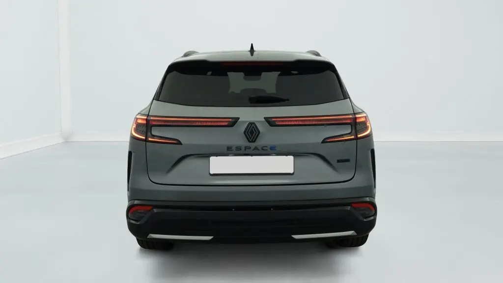 Vue arrière d'un Renault Espace 2025 gris schiste avec feux LED allumés et logo central distinctif.
