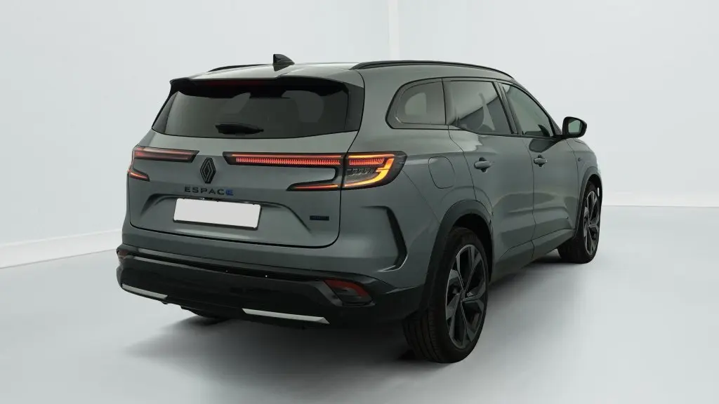 Renault Espace E-Tech gris schiste vu 3/4 arrière droit avec feux LED et jantes alliage 20'' Daytona noir diamanté