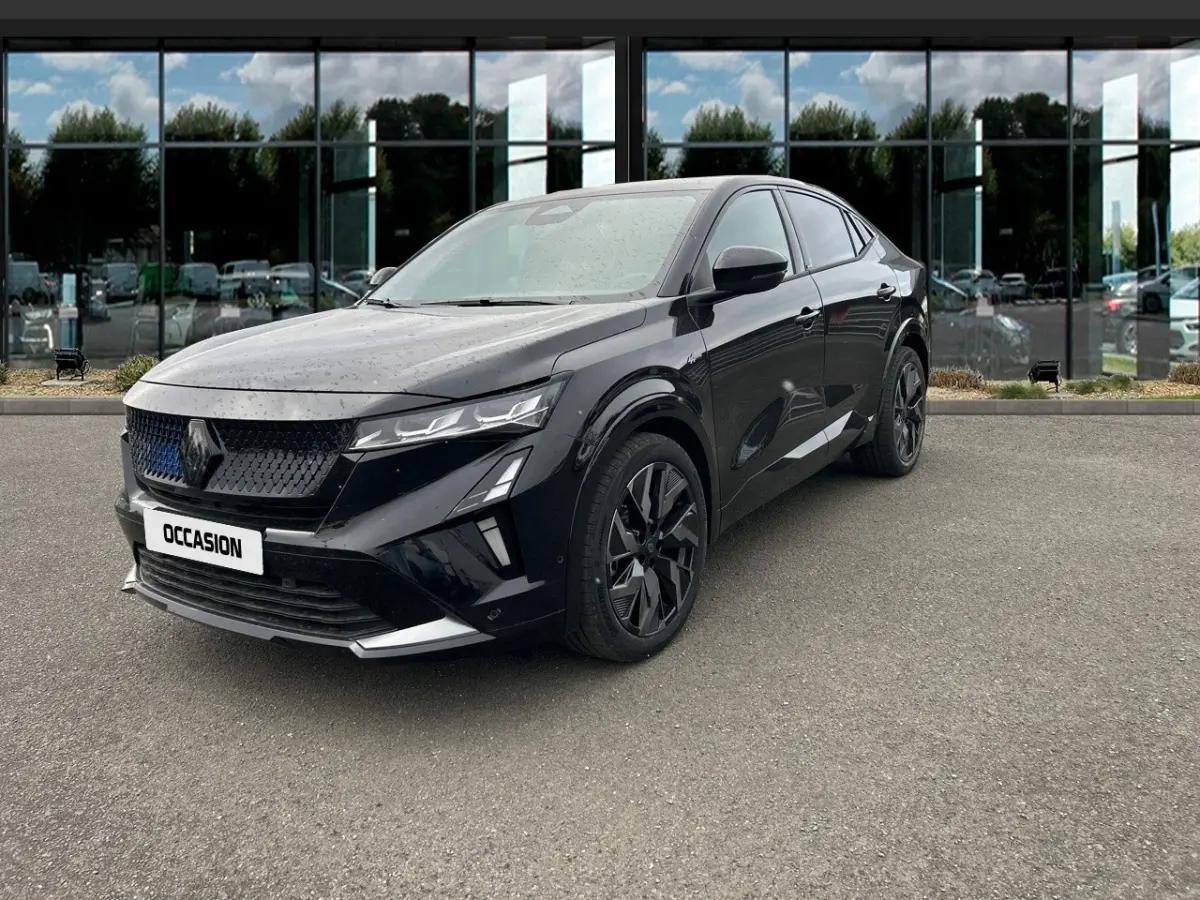 Renault Rafale noir en 3/4 avant droit, avec calandre noire et jantes noires au design moderne.