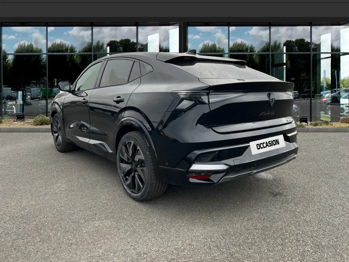 Vue 3/4 arrière droite d'une Renault Rafale noire esprit Alpine full hybrid E-Tech 200 avec jantes noires et feux LED distinctifs