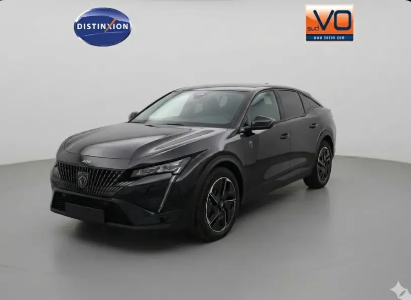 Peugeot 408 Hybrid noir vue 3/4 avant droit, avec jantes alliage 19 pouces et calandre distinctive.