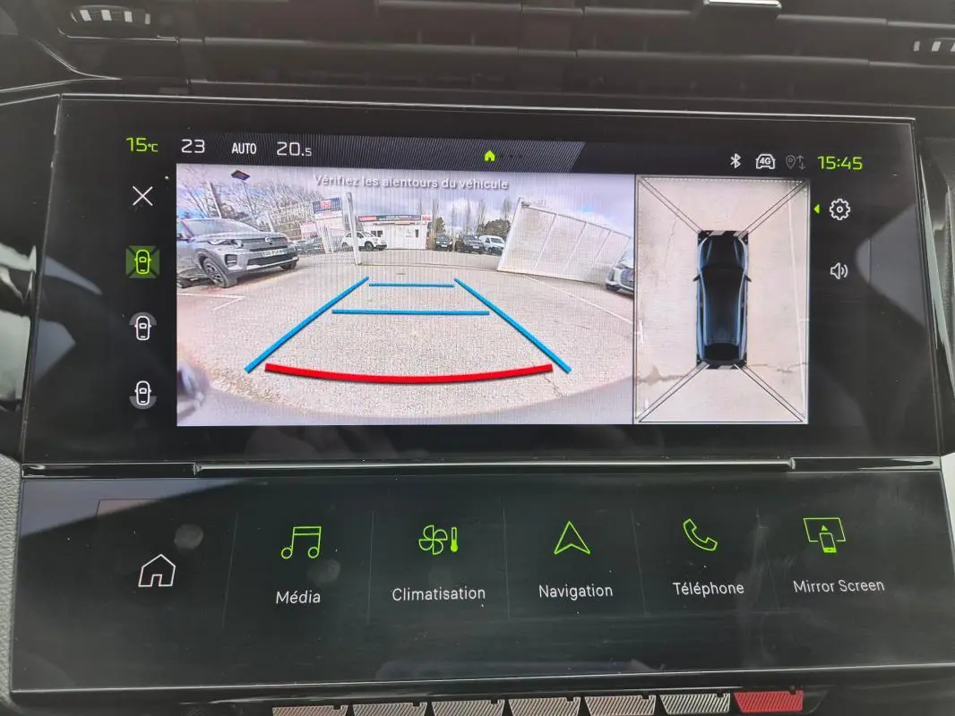 Écran tactile du cockpit numérique montrant la caméra de recul et la vue 360° du Peugeot 408 noir, version Hybrid GT 2024.