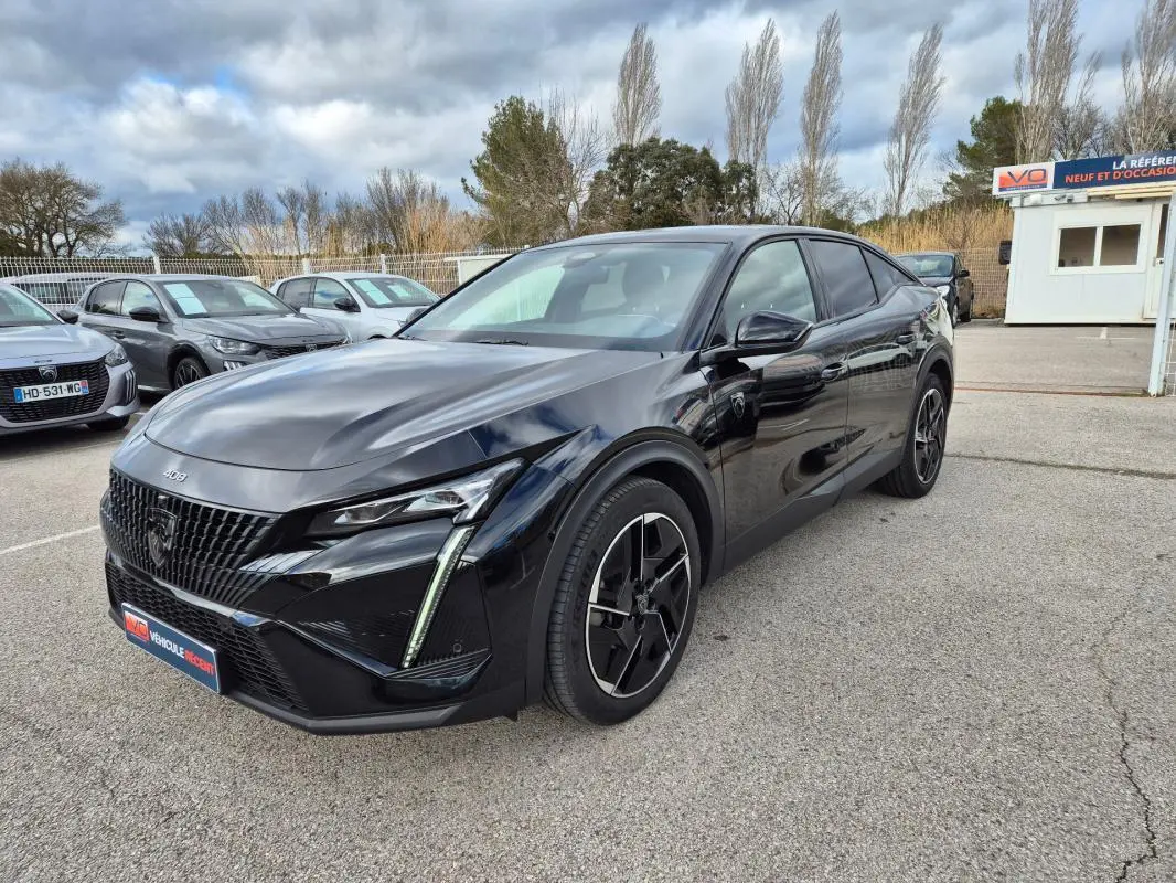 Peugeot 408 Hybrid noir vue 3/4 avant droit, avec jantes alliage 19 pouces et calandre distinctive GT.