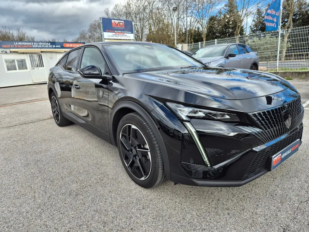 PEUGEOT 408 Hybrid noir en 3/4 avant droit, avec jantes alliage 19 pouces et calandre distinctive GT.